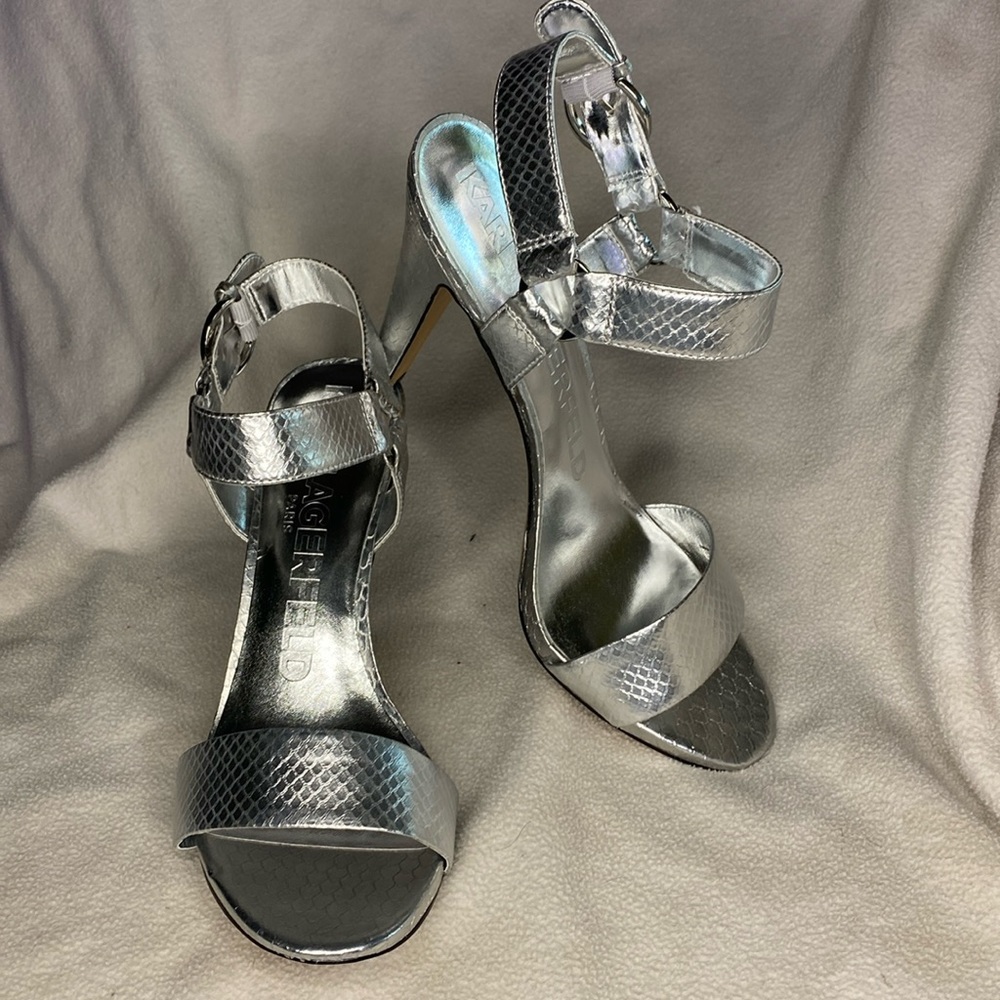 NWOT Karl Lagerfeld Paris Corine Snake Print Embossed Ankle Strap size 11